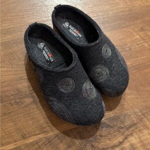 Haflinger Charcoal Wool Slippers with Circular Pattern